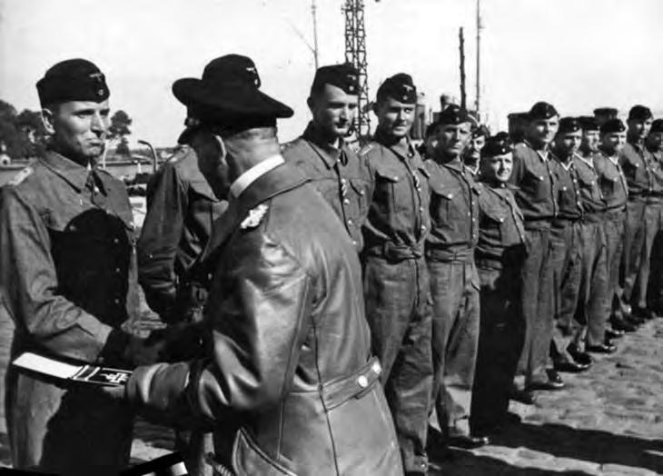 Raeder ojentaa Kretschmerille ritariristin Lorientissa 8. elokuuta 1940.