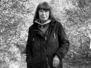Anja Kosonen-Fantapié (1941-2011) syntyi Turussa karjalaiseen perheeseen. Kolmivuotiaana hänet lähetettiin Ruotsiin sotalapseksi, mistä hän palasi vuotta myöhemmin perheensä luokse Helsinkiin.