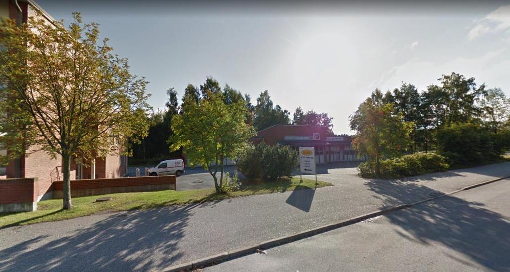 8 Katunäkymää. Oikealla säilytettävä rakennus, kuvan keskiosassa purettava autotalli/talousrakennus (lähde: Google streetview). Tekninen huolto Alueen kaakkoiskulmassa kulkee sadevesiviemäri.
