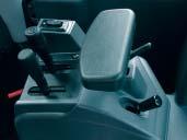 Uusi helppo joystick-ohjaus (lisävaruste) Lisävarusteena saatavan joystick-ohjausjärjestelmän avulla konetta on helppo ohjata kevyellä ranneliikkeellä tiukoissa kuormaustilanteissa.