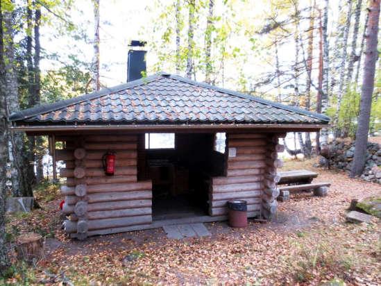 Huvilalla on iso päärakennus, jossa tupa, keittiö, sauna ja