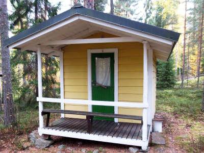 Rakennuksen yhteydessä 4 lämmitettävää huonetta, joten huvilalla voi