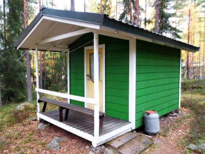Kesämajoitukseen on 7 erillistä pikkumökkiä.