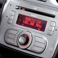 MP3-soittimen tai muun USB-porttiin sopivan laitteen.