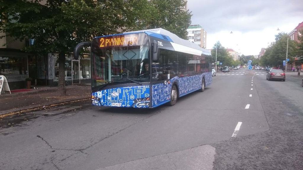 18 Kuva 2. Sähköbussi liikenteessä Tampereella. Hankintamenettely Haastatteluissa nousi esille, että avoin hankintamenettely nähdään sähköbussiliikenteessä haasteellisena.