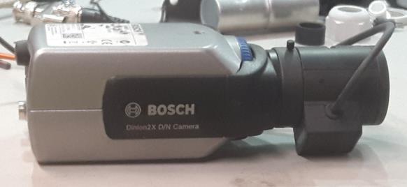 21 Kuva 2 Bosch LTC 0630/11 Kiinteät ulkokamerat ovat muuten samanlaisia kuin kiinteät sisäkamerat, mutta ne ovat lisäksi varustettuna sääsuojakotelolla ja lämpövastuksella Sääsuojakotelon tehtävänä