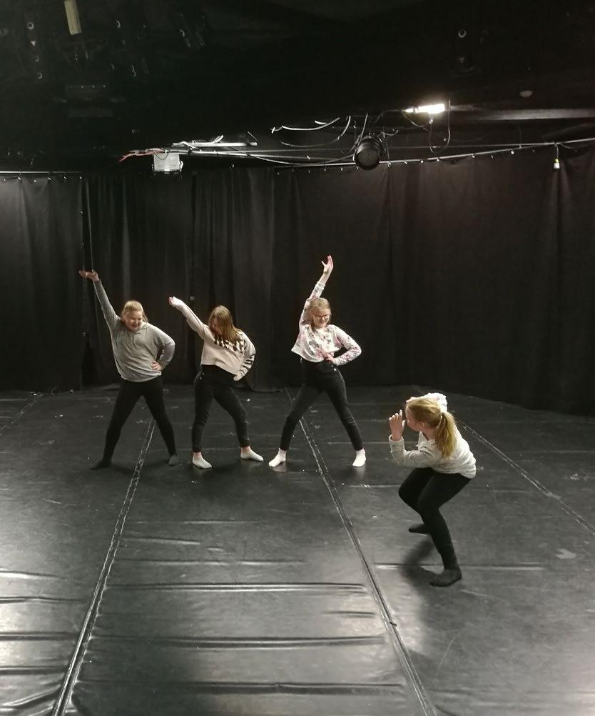 YHTEISET OPINNOT OPINTOKOKONAISUUS 1 YHTEISET OPINNOT OPINTOKOKONAISUUS 2 PERUSKURSSI ILMAISUN PERUSTEET Teatteritaiteen opinnot alkavat peruskurssilla. Peruskursseja pyritään järjestämään vuosittain.