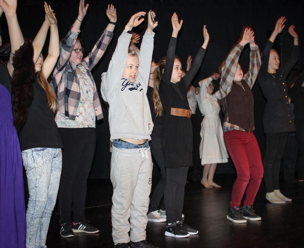 Kuva: Minna Rissanen 7.4 Aikuisten teatteritaiteen opetus Aikuisten teatteritaiteen opetuksessa noudatetaan teatteritaiteen yleisen oppimäärän tavoitteita ja keskeisiä sisältöjä. 7.5 Työtavat teatteritaiteen opetuksessa Teatteritaiteen opiskelu tapahtuu ryhmässä, joten keskeistä ovat ryhmätyö- ja vuorovaikutustaidot.