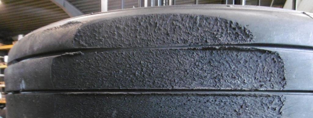 Kuva 15. Päälaskutelineen rengas 1. Vesiliirtotyyppi Reverted rubber :sta aiheutuneita muutoksia renkaan kulutuspinnan kumiaineksessa. Tämä rengas ei osunut kiitotien reunavaloihin.