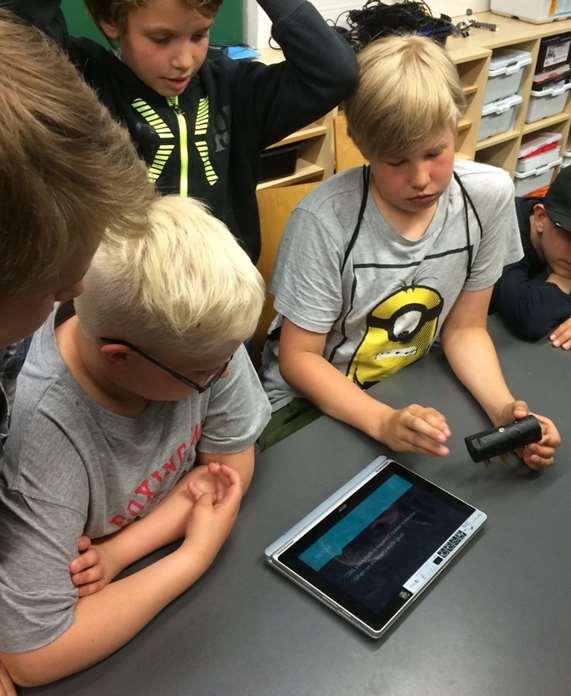 jossa yhdistetään materiaalisia ja digitaalisia (esim.