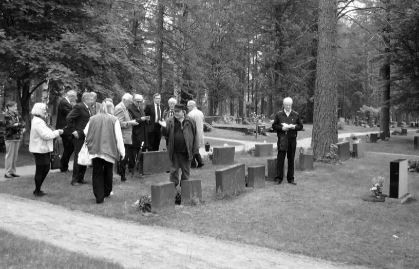 Kansanedustaja Pekka Saarelaisen hautakiven paljastus Kesäkuun 27.