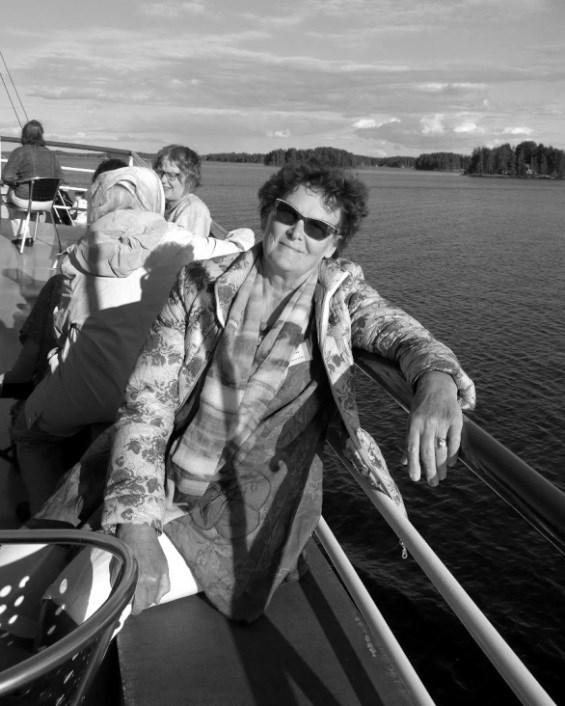 Hallituksen uusi jäsen esittäytyy - Leena Rauhala S aarelaisten sukuun on ilo kuulua. Saarelaisten sukuseuran järjestämiin tapahtumiin osallistuminen on innostanut minua tutustumaan juuriini.