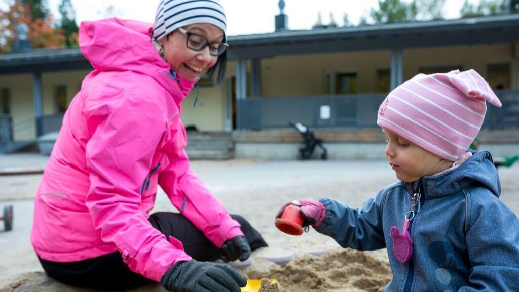 Vastaajien esittely 465 vastaajaa, 100 % naisia Keskimääräinen ikä 51,5 vuotta 64 % lastenhoitajia 40 %