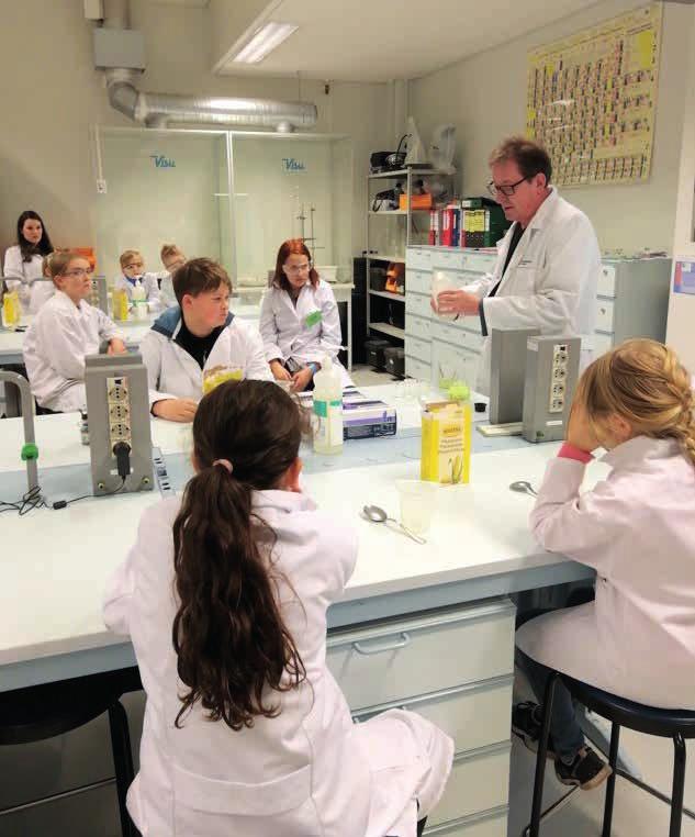 Kuva 40. Professorikummi Heikki Tenhu valmisti lasten kanssa polymeereistä koostuvaa limaa. Polymeerien käyttäytymistä oli innostavaa tutkia liman avulla.