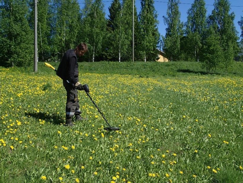11 Mansikkaniemen tutkimusalueen eteläosan peltoon tehtiin kaivinkoneella koeojia, joiden tarkoituksena oli selvittää sitä, onko peltoalueella entuudestaan tuntemattomia muinaisjäännöksiä.