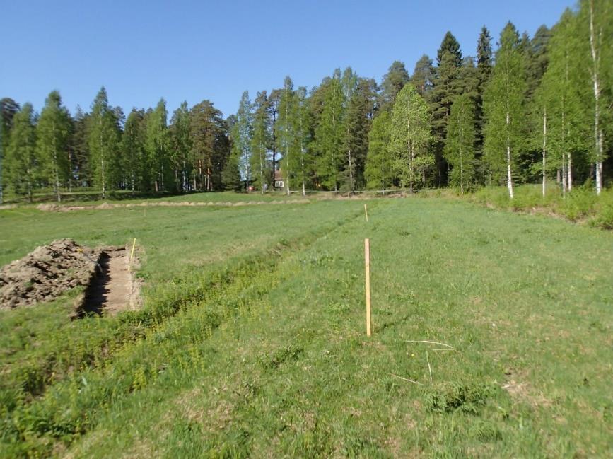 Kyseessä lienee tien vanha pintataso, jonka iästä ei kuitenkaan yksittäisen penkkaan tehdyn leikkauksen perusteella pysty sanomaan mitään varmaa.