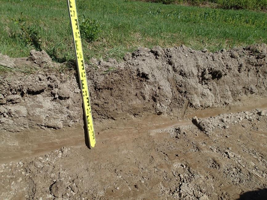 31 Koeojan 4 kerrostumat pintamaasta lukien: 0-25 cm löydötön muokkauskerros. 25-40 cm puhdas pohjamaa, punertava hiesusavi.