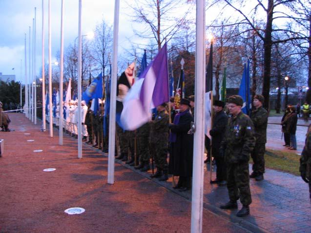 N:o 4/2006 joulukuu 2006 Itsenäisyyspäivän paraati Jyväskylässä Suomen itsenäisyyspäivä valkeni tänä vuonna melko synkän sateen merkeissä.