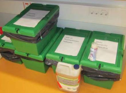 Palautuvat lääkkeet pakataan vihreisiin lääkekuljetuslaatikoihin Palautuslaatikot suljetaan erillisillä