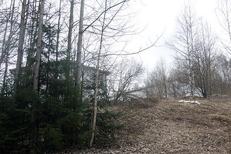 Suunnittelualue rajautuu idässä Ahertajankatuun, pohjoisessa Nummenrinteen pientaloalueeseen, lännessä Tekijänpuiston lähivirkistysalueen reunaan ja etelässä Tekijänkatuun.