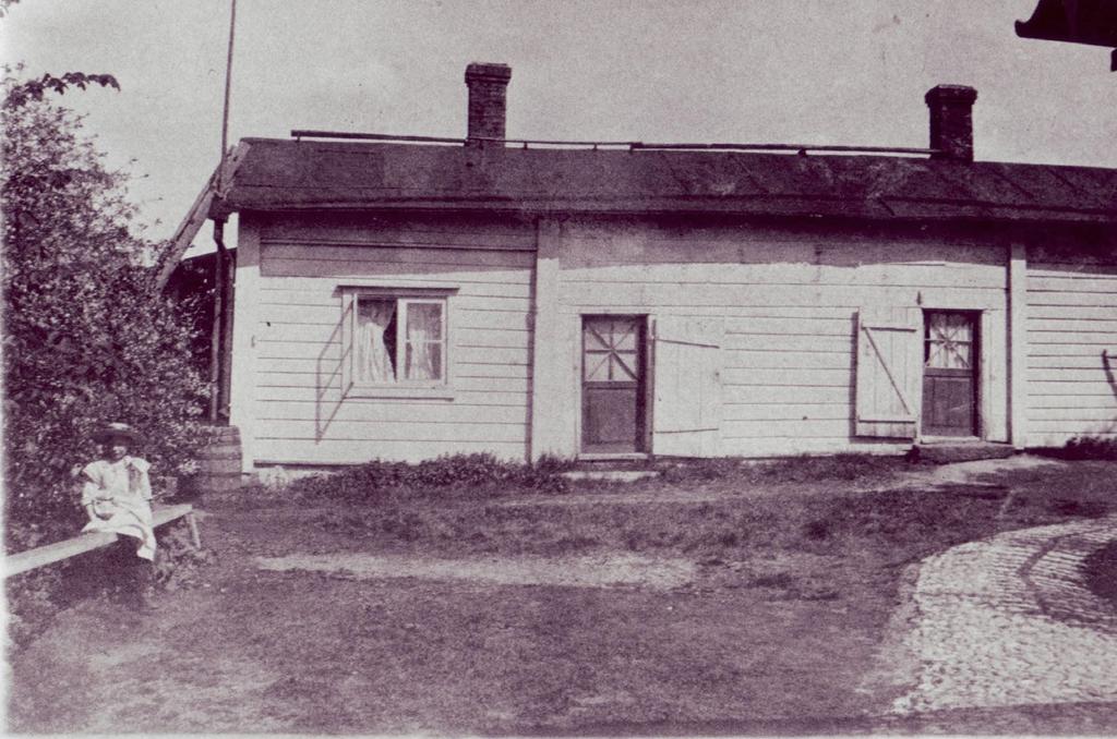 Kujien pientareilla asvoi monilajisia niittyjä.