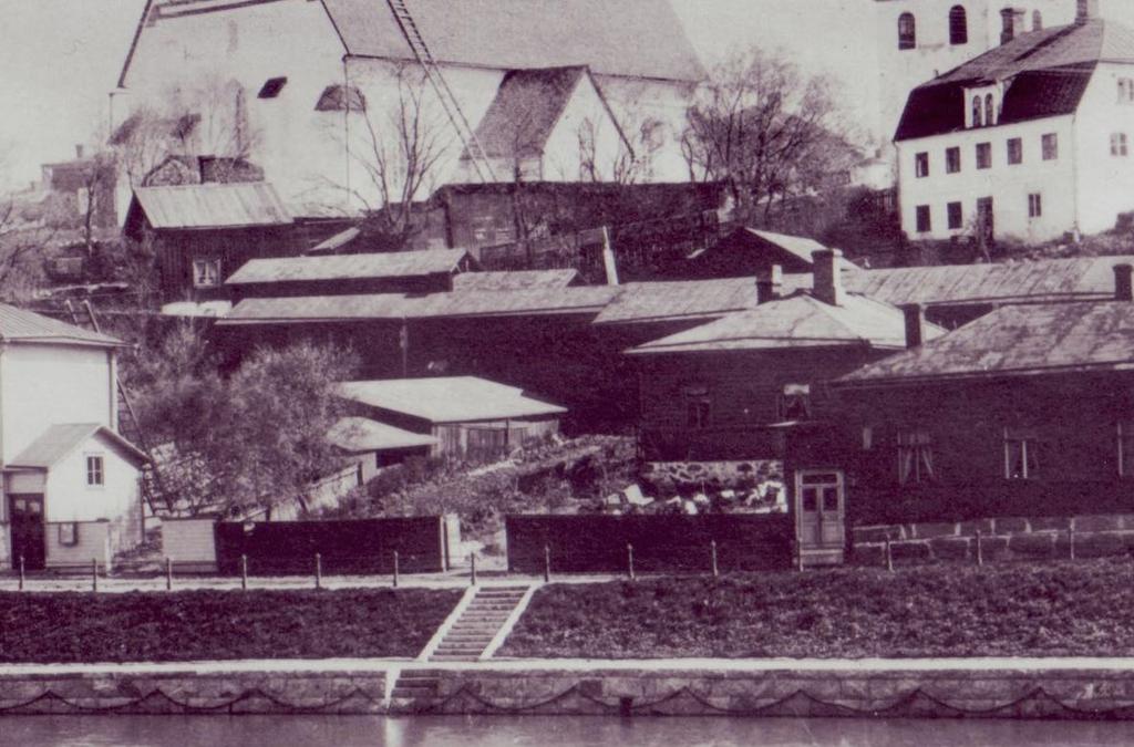 Pihan vanha arvojärjestys ja uudet raenteet Ohjeita Erityismääräyset,, ja Joiadun varrella oli vuonna 89 isolla tontilla puutarhassa oleselualue ja asvimaa.
