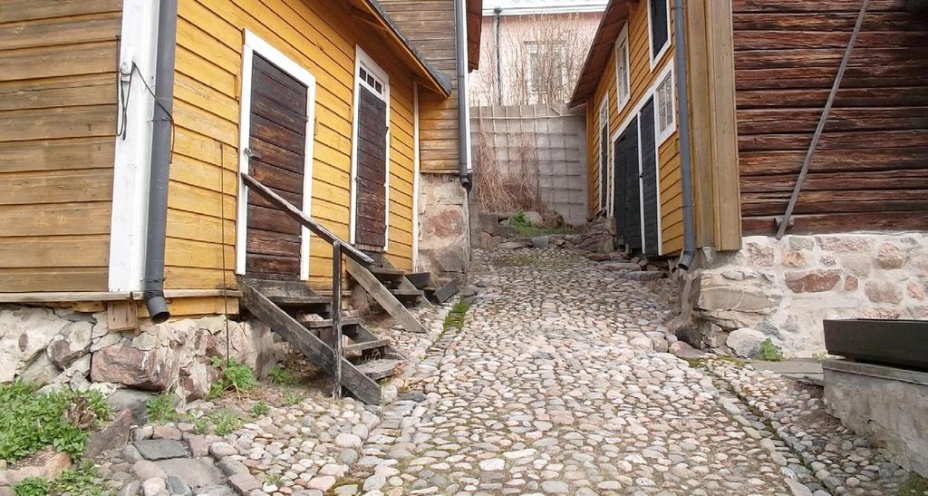 Paioin pihaiveysessä on suuremmilla ivillä muodostettuja uvioita uten aariaihe oven edustalla tai ajolinja portilta. Joillain auttaaltaan ivetyillä auppiaspihoilla on ladottu linjoja ja ruuduoita.