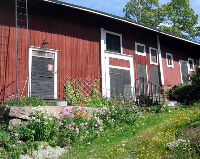 Kalliopainanteiden puutarhat olivat yllättävän reheviä, un niihin ohjattiin sopivasti sadevesiä. Vanhoja luonnonivestä oottuja ivisiä tuimuureja on monilla altevilla pihoilla. Muurit ovat yleensä ns.
