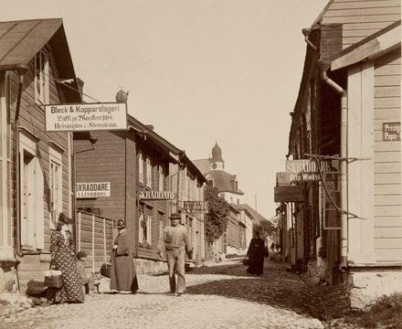 Katutilassa olevien terassien rajausten tulee olla ilmeeltään ja raenteeltaan eveitä ja ilmavia.