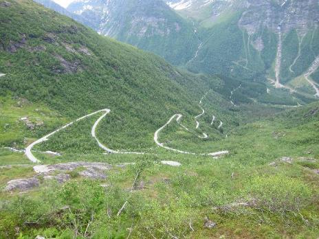 Ajaminen Norjan teillä Tiestö Moottoriteitä: 514 km (4-kaistaisia) Moottoriliikenneteitä: 440 km (2-kaistaisia) Päällystettyjä teitä: 72 033 km Yleisiä teitä: 92 946 km