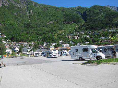 englanniksi, saksaksi ja norjaksi.