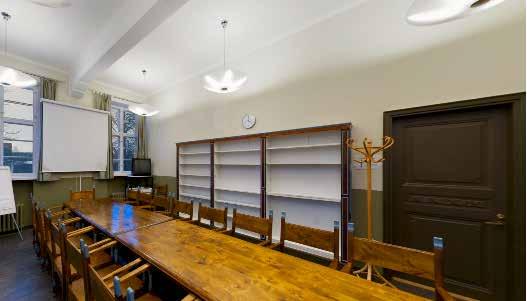 MÄKELÄN KABINETTI 14 HLÖ Historiallinen Mäkelän kabinettin on sisustettu Vanhan kirjaston alkuperäiskalusteilla.