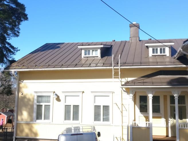 1 Rakenne Yläpohjarakenne ylhäältä alas lueteltuna on seuraava: YP1 (käyttöullakon päällä) - peltikate (konesaumattu, uusittu 2010) - koolaus - aluskate - kattokannattimet (korjattu 2010) -