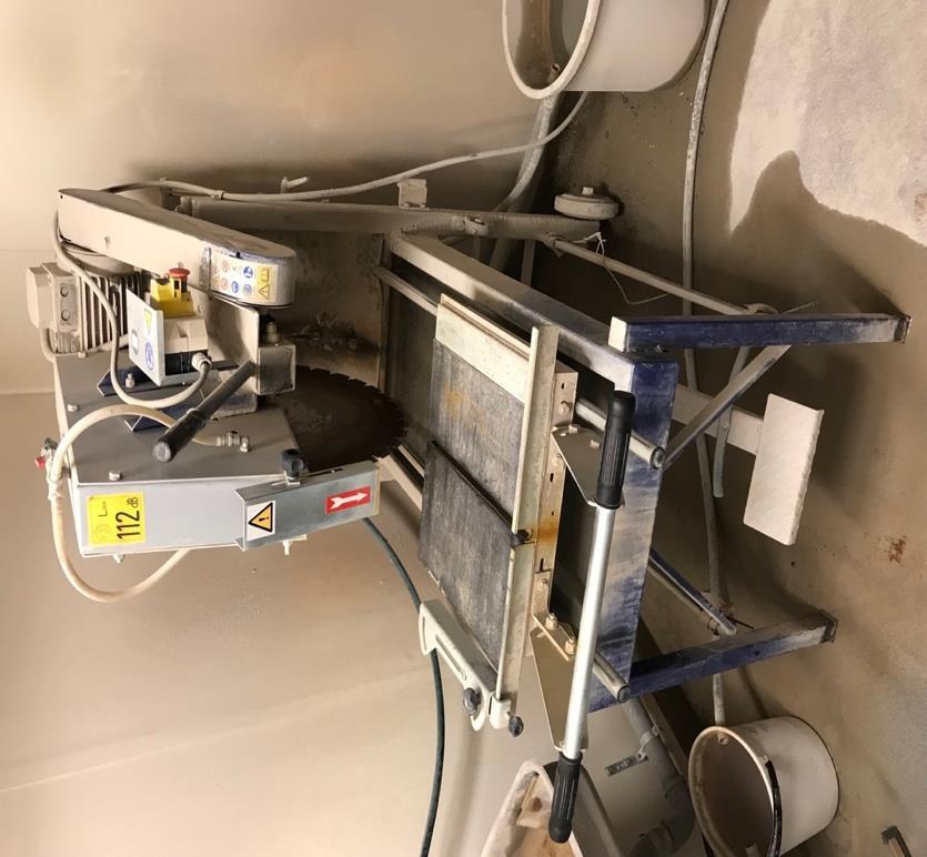 Kuva 21. Betonilieriö halkaistaan pituussuunnassa timanttisahalla. Lieriön halkaisun jälkeen toinen lieriönpuolikas pestään ja kuivataan pinta.