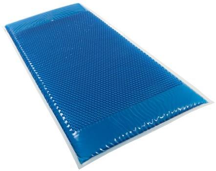 2. Kuplien poisto on äärimmäisen tärkeää. Aseta patja tasaiselle tasolle ja nosta täyttöventtiiliä ylöspäin (noin 20cm).