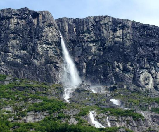 (samalla tehtaalla) - Kuljetin, jos lyhyt kuljetusmatka (n. 100-200 m) - Kuljetus kuumanapitosäiliössä, jos pitempi kuljetusmatka (n.