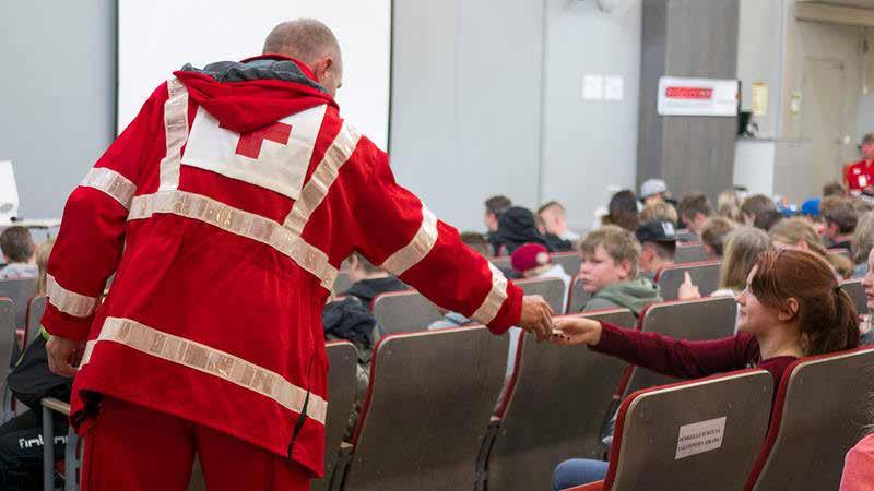 KOTIMAAN APU KRIISITILANTEISSA Suomen Punaisen Ristin Länsi-Suomen piiri Kotimaan apu kriisitilanteissa Kotimaan apu Punaisen Ristin kotimaan avulla tarkoitetaan ihmisten auttamista ja tukemista