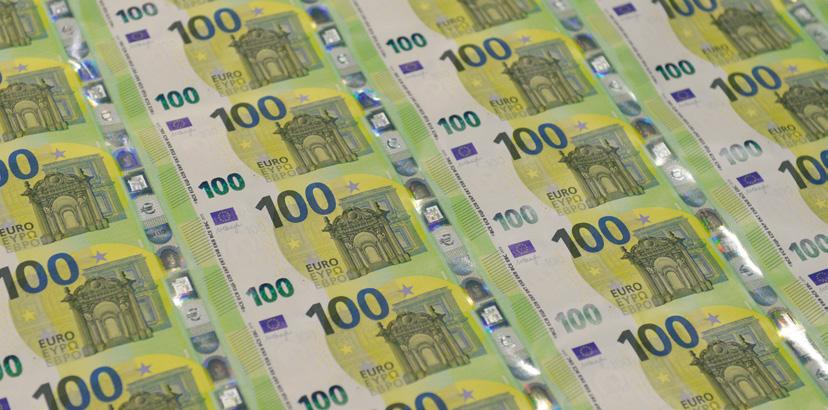 LIIKKEESSÄ ON ENEMMÄN 100 EURON KUIN 10 EURON SETELEITÄ Sekä 100 että 200 euron seteleitä käytetään yleisesti maksamiseen ja arvon säilyttämiseen.