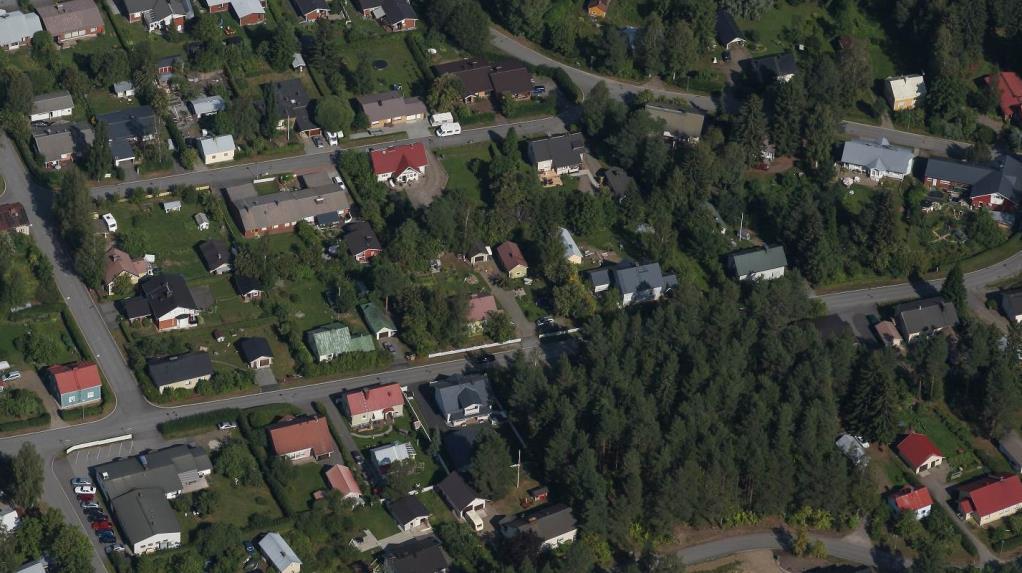4 2 LÄHTÖKOHDAT 2.1 SELVITYS SUUNNITTELUALUEEN OLOISTA 2.1.1 Alueen yleiskuvaus Kaava-alue sijaitsee Niinivaaran laella Suistamonkadun ja Impilahdenkadun välisellä alueella.