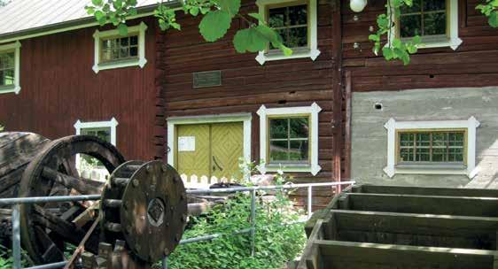 Häggin pihapiirissä on kesällä vilkasta, kun isäntäväki avaa ovensa kesän näyttelyille. Museo sijaitsee Urajärvellä.