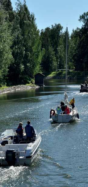 Lämpimän kesäpäivän kruunaa paikan päällä nautittu jäätelö. Kanavalta piipahdat helposti myös Vanhan Vääksyn putiikkeihin.