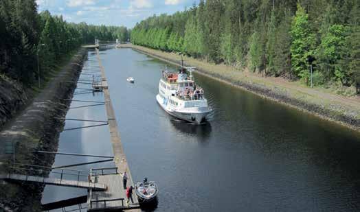 Reittilaiva kulkee päivittäin ja erityisesti kahden kanavan retki Vääksystä Kalkkisten kanavan kautta Heinolaan on suosittu.