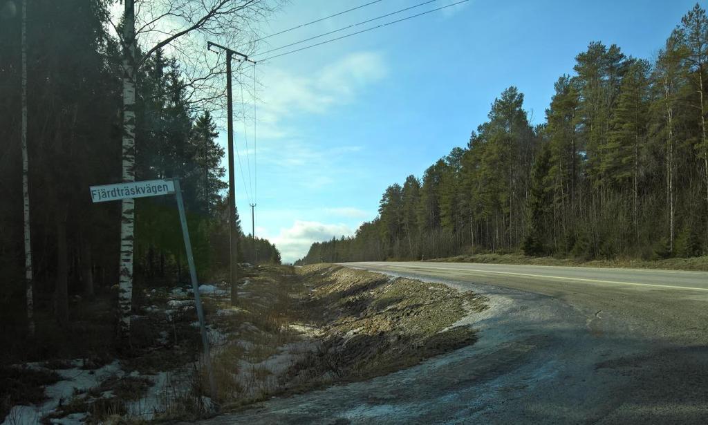 S i v u 10 Välittömässä lähiympäristössä ei ole muuta rakennettua ympäristöä. Lähin asuintalo sijaitsee noin 0,9 kilometriä kaava-alueen rajauksesta lounaaseen. 3.1.5 Liikenne Liikenne alueelle tulee Kokkolantieltä, valtatieltä 8, Fjärdträskintien liittymän kautta.