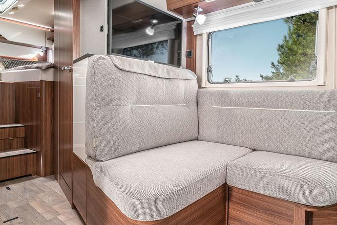 HYMER B-Klasse ModernComfort 580 -mallin istuinryhmä tässä tilauksesta (ilman lisähintaa) saatava Noce