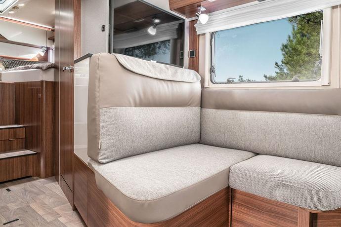 HYMER B-Klasse ModernComfort 580 -mallin istuinryhmä tässä tilauksesta (ilman lisähintaa) saatava Noce Cognac