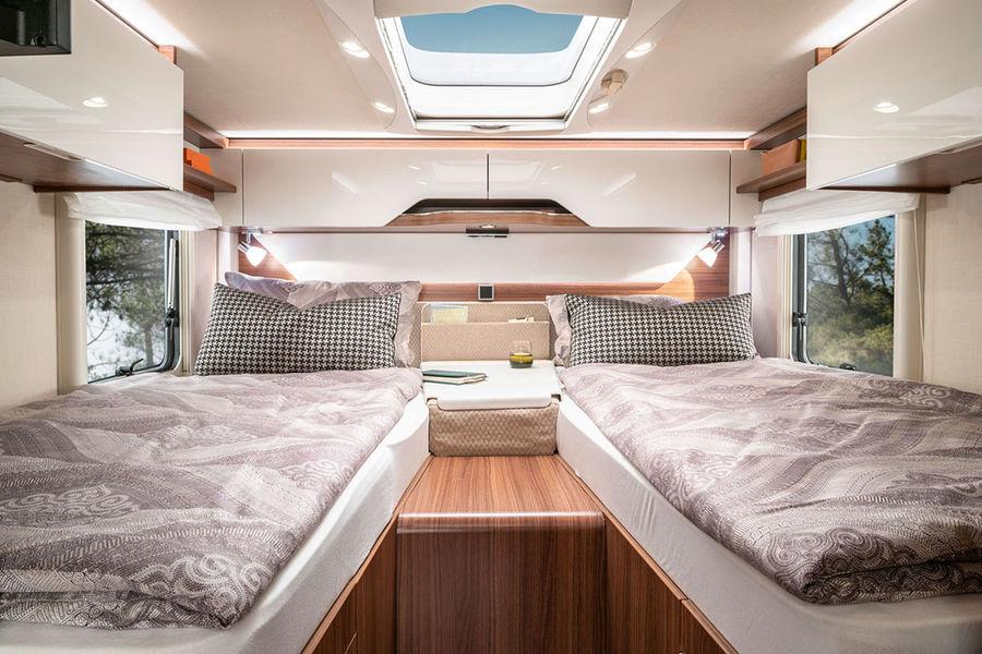 Lisävarusteena HYMER B-Klasse ModernComfort -mallin nukkumistilaan voidaan valita HYMERpanoraamakattoikkuna, joka tuo päiväsaikaan paljon valoa autoon
