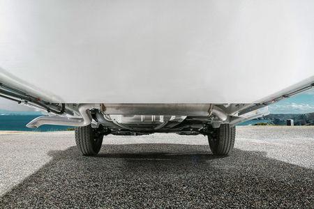 Vakiona oleva sivutuuliavustin auttaa kuljettajaa automaattisilla jarrutuksilla säilyttämään ajolinjan sivutuulessa.