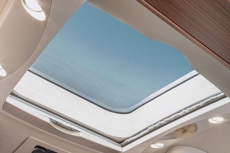 Asunto-osan portaaton lattia Kaksoispohjan lämpölokerot Kätevä tavaralokero Asunto-osan lattia on Hymermobil B-Klasse ModernComfort -mallissa kauttaaltaan yhdessä