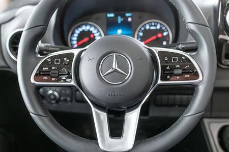 Vähän kuluttavaan ja pehmeään ajoon Lisävarusteinen, kulutukselta optimoitu 9-portainen 9GTRONIC-automaattivaihteisto tarjoaa hold-toimintoineen