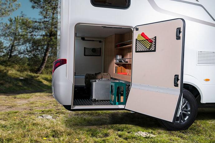 HYMER-logon kolmen palkin valot näkyvät LED-hybriditeknologiaa olevissa monitoimisissa takavaloissa
